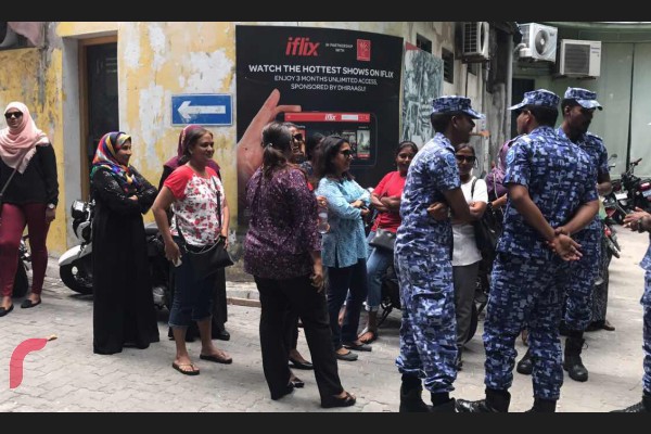 މަޖިލީހުގެ ރައީސް ވަކިކުރުމަށް މައްސަލަވެއްދުމަށްފަހު މެމްބަރުން ނޫސްވެރިންނަށް މައުލޫމާތު ދެއްވި ވަގުތު އެސަރަހައްދުގައި ތިބި އާންމުން ދުރުކުރުމުގައި ފުލުހުން ހަރަކާތްތެރި ވަނީ