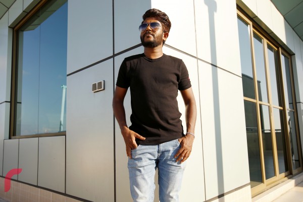 އިބްރާހިމް ޒައިދް އަލީ (ކުޑަ އިއްބެ)އަކީ އެންމެ ރީތި އަޑުގެ ވެރިޔާ ކަމަށް ގިނަ ބަޔަކު ގަބޫލު ކަރޭ. ފޮޓޯ: އަޝްވާ ފަހީމް. މޭކް އަޕް އާޓިސްޓު: މީކައިލް، ވޯޑްރޯބް: ޑަންކް