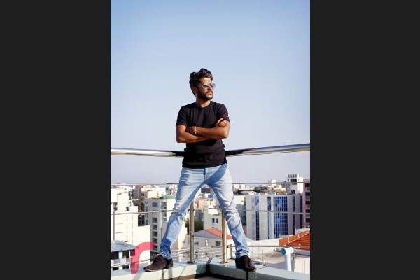 ކުޑަ އިއްބެގެ "ލޯބިކަން" މިލަވައިން އަނެއްކާވެސް ގިނަ ބައެއްގެ އިހުސާސްތަކާ އޭނާ ވަނީ ކުޅެލާފައި. ފޮޓޯ:އަޝްވާ ފަހީމް