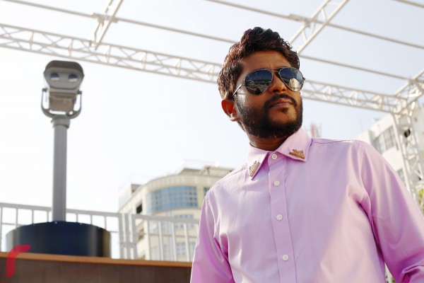 ކުޑަ އިއްބެ ގަބޫލުކުރާ ގޮތުގައި ބެލުން ތެރިންގެ ލޯތްބާއި އިޙުތިރާމް އަދި ސަޕޯޓާ އެއްކޮށް މިއަދު އޭނާ އެ ހުރީ އެންމެ އުހުގައި. ފޮޓޯ:އަޝްވާ ފަހީމް 