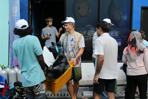 މޯލްޑިކެއާގެ ލޮލުގެ ސްޕެޝަލިސްޓް ޑޮކްޓަރު ޑެވިން ޕްރަބާކަރް ވަނީ ހަރަކާތުގައި ބައިވެރި ޑައިވަރުންގެ ލޮލުގެ ޓެސްޓް ހިލޭ ހައްދަވައިދެއްވާފައި