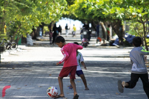 ކުޑަކުދިންތަކެއް މަގުމަތީގައި ކުޅެނީ