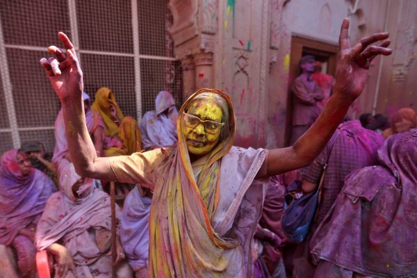 މީހުން އެކަކު އަނެކަކު ގަޔަށް ކުލަ އުކާހެދުމުގެ މި ކުލަގަދަ ފެސްޓިވަލްގައި ހުރިހާ އުމުރެއްގެ މީހުންވެސް ބައިވެރިވެ އުފާފާޅު ކުރޭ