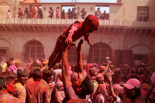 ހޯލީ އަކި ހަމައެކަނި ކުލަތަކުގެ ރީތިކަން ދައްކައިދޭ ފެސްޓިވަލް އެއްނޫން. ފުރަތަމަ މިފެސްޓިވަލް ފާހަގަ ކުރީ ބަހާރުމޫސުމުގެ ފެށުން ފާހަގަ ކުރުމަށް