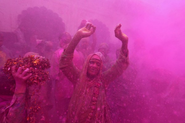 ހޯލީ ފާހަގަ ކުރުމުގެ ގޮތުން ބާއްވާ ފެސްޓިވަލްގައި ބެރު ޖަހައި މީހުން އުފާފާޅު ކުރޭ