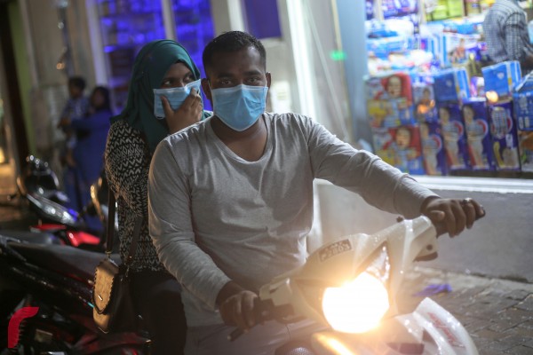 އެޗް1އެން1 މާލޭގައި ހަލުވި ކަމާއިއެކު ފެތުރެމުން ދާތީ އެކަމުން ރައްކާތެރި ވުމުގެ ގޮތުން ބަޔަކު މަގުމަތީގައި މާސްކް އަޅައިގެން.