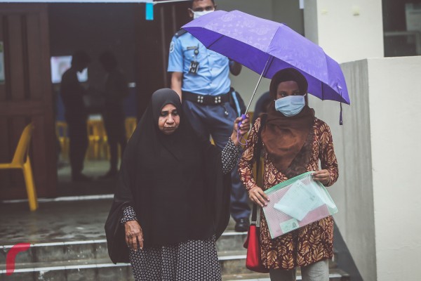 ތާޖުއްދީން ސްކޫލުގައި ހުރި ފްލޫ ކްލިނިކް އިން ބަޔަކު ހިދުމަތް ހޯދުމަށްފަހު ނިކުންނަނީ. އައިޖީއެމްއެޗް އިންވަނީ ގިނަ ބަޔަކަށް ފަސޭހައިން ހިދުމަތް ދިނުމުގެ ގޮތުން 24 ގަޑިއިރަށް ޚިދުމަތް ދޭނެ ކަމަށް ބުނެފައި