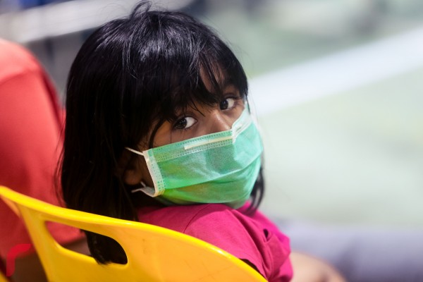 ރާއްޖޭގައި މިވަގުތު ފެތުރެމުންދާ ރޯގާއަށް ޚާއްސަކޮށް ހަދާފައިވާ ފްލޫ ކްލިނިކެއްގައި ކުޑަކުއްޖަކު މާސްކް އަޅައިގެން. ޑޮކްޓަރުން އިރުޝާދު ދެނީ ވީހާވެސް ބޮޑަށް ކުޑަކުދިން މި ދުވަސްވަރު ހޮސްޕިޓަލްތަކަށް ބަލި ނުވާނަމަ ނުގެން ދިއުމަށް