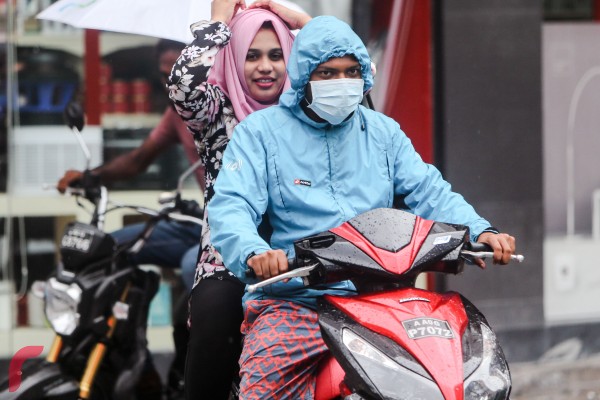 ފެތުރެމުންދާ ރޯގާ އިން ރައްކާތެރި ވުމަށް ގިނަބަޔަކު މާސްކް އަޅައިގެން އުޅޭކަން ފާހަގަ ކުރެވޭ. ސިއްހީ ދާއިރާގެ ތަޖުރިބާކާރުން ބުނަނީ ބަލިން ރައްކާތެރިވުމަށް އެންމެ ރަނގަޅު ގޮތަކީ މާސްކް އެޅުމަށްވުރެ އަމިއްލަ ސާފުތާހިރު ކަމަށް ސަމާލުކަން ދިނުން ކަމަށް