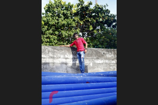 ޖާދު އަކީ ފެޝަން ޑިޒައިން ކުރުމާއި ފެހުމާއި ނެށުމާ އަދި އެހެނިހެން އާޓިސްޓިކް މަސައްކަތުގެ ރޮނގުތަކުން ވަރަށް ފާހަގަ ކުރެވޭ ޒުވާނެކެވެ. ފޮޓޯ: އަޝްވާ ފަހީމް/ރާއްޖެއެމްވީ