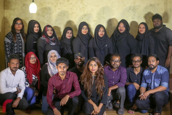 ސައްތަ ކިލޯ ޕްރޮގްރާމްގެ ބައިވެރިންނާއި ޓްރެއިނަރުން ރާއްޖެ ޓީވީގެ ބައެއް ސްޓާފުންނާއެކު ސޮއި ކުރުުމުގެ ރަސްމިއްޔާތައްފަހު ފޮޓޯ އަކައް ހުއްޓިލައިގެން