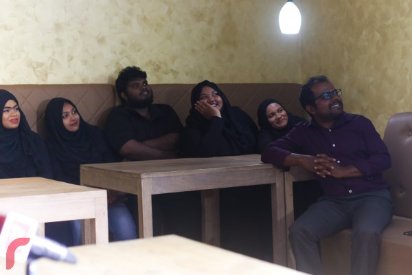 ސައްތަ ކިލޯގެ ޓްރެއިލާ ލޯންޗްކޮށްދެއްވުމަށް ފަހު، ރާއްޖެޓީވީގެ ސީއޯއޯ ހުސައިން ފިޔާޒު މޫސާ، ޓްރެއިލާ ބައްލަވާއިރު، ޕްރޮގްރާމުގެ ބައިވެރިން ވެސް ޓްރައިލާއަށް ޝައުގުވެރިކަން ހުއްޓިފައި