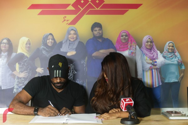 ރާއްޖެޓީވީގެ ފަރާތުން މި އެއްބަސްވުމުގައި ސޮއިކުރީ ބިޒްނަސް ޑިވެލޮޕްމަންޓް މެނޭޖަރ ސިމާނާ އިސްމާއިލް އެވެ. ފިޓްޒޯންގެ ފަރާތުން މެނޭޖިން ޑިރެކްޓަރ އަހްމަދު ރިޔާޒް އެވެ.