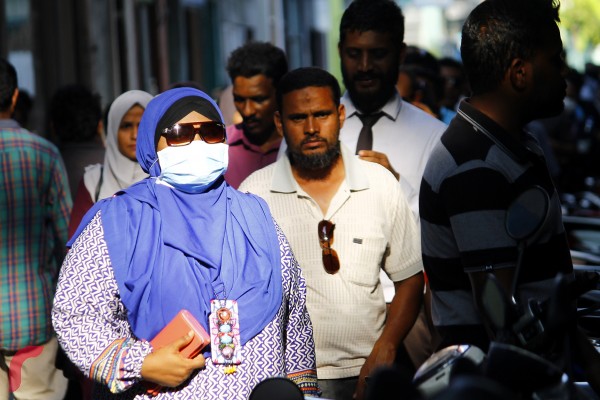 އިންފްލުއެންޒާ ވެކްސިން ޖެހުމަށް ދަމަނަ ވެށި އަދި އޭޑީކޭގައި އެތައް ބަޔަކު ކިއުގައި ގިނަ އިރުތަކެއް ވަންދެން ތިބެން ޖެހިއްޖެ އެވެ.