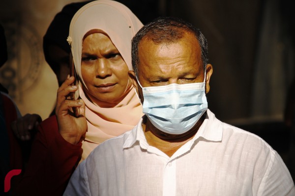 އޭޑީކޭ ހޮސްޕިޓަލުގެ ގޯތި ތެރެއިން ސޯސަން މަގުން، ވީޓީވީ އާއި އޭޑީކޭ ހުންނަ ގޯޅީގެ މެދަކާ ހަމައަށް ކިއުގައި މީހުން ތިއްބެވެ.