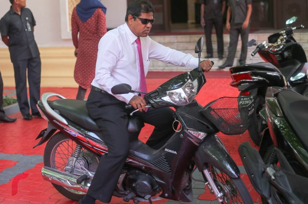 ރައްޔިތުންގެ މަޖިލީހުގެ ރައީސް ގެ އިތުބާރު ނެތް ކަމުގެ ވޯޓަށް އެހި ޖަލްސާއަށް ގުރައިދޫ ދާއިރާގެ މެމްބަރުން ރިޒާ މަޖިލީހަށް ހާޒިރުވަނީ.