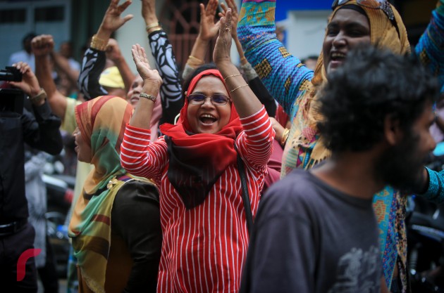 މިއަދު މަޖިލީހުގެ ރައީސްގެ އިތުބާރު ނެތް ކަމުގެ ޖަލްސާ ކުރިއަށް ދިޔައިރު އިދިކޮޅު މެމްބަރުންނަށް ހިތްވަރު ދިނުމުގެ ގޮތުން އެމްޑީޕީ އޮފީސް ކައިރިއަށް ޖަމާވި މީހުން.