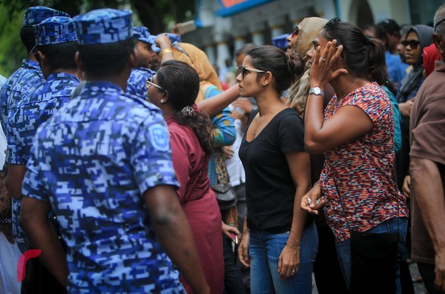 މަޖިލީހުގެ ރައީސްގެ އިތުބާރު ނެތްކަމުގެ ވޯޓް ނެގިވަގުތު އެމްޑީޕީ އޮފީސް ސަރަހައްދުގައި މިއަދު މީހުން އެއްވެފައި. ފުލުހުން ވަނީ ބާރުގެ ބޭނުންކޮށްގެން އެއްވުން ރޫޅާލާފައި  