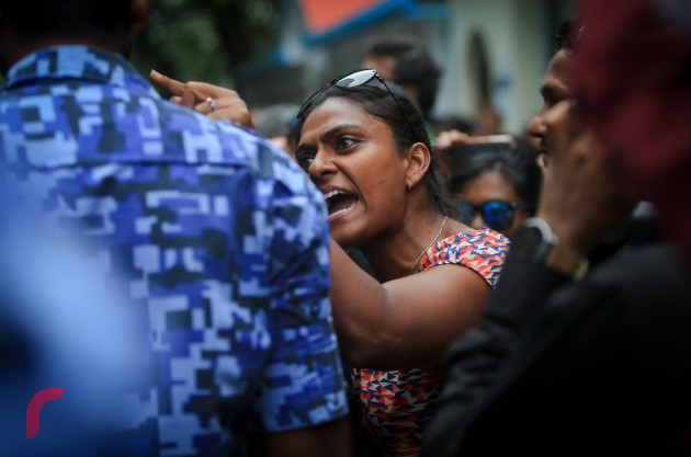 މަޖިލީހުގެ ރައީސްގެ އިތުބާރު ނެތްކަމުގެ ވޯޓް ނެގިވަގުތު އެމްޑީޕީ އޮފީސް ސަރަހައްދުގައި މިއަދު މީހުން އެއްވެފައި. ފުލުހުން ވަނީ ބާރުގެ ބޭނުންކޮށްގެން އެއްވުން ރޫޅާލާފައި  