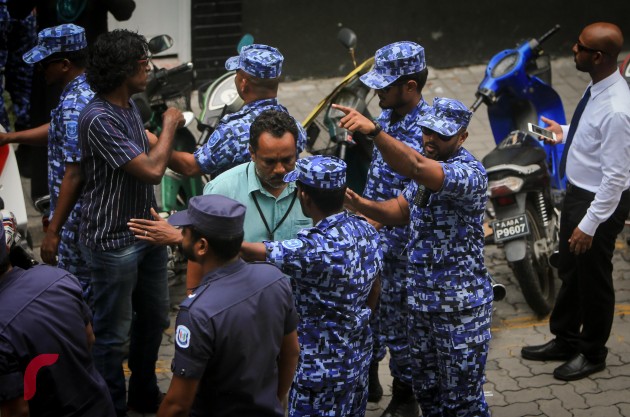 އެމްޑީޕީ އޮފީސް ހުންނަ ސަރަހަށްދަށް މީހުން އެއްވުމުން ފުލުހުން އެއްވުން ރޫޅާލަނީ.