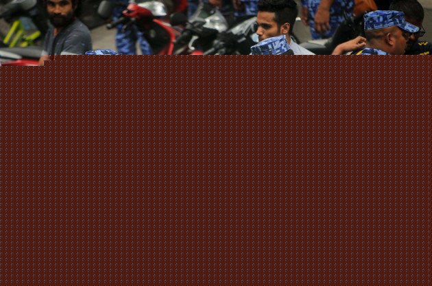 އެމްޑީޕީ އޮފީސް ހުންނަ ސަރަހަށްދަށް މީހުން އެއްވުމުން. އެއްވުން ރޫޅާލުމަށް ފުލުހުން ވަނީ ބާރުގެ ބޭނުން ކޮށްފައި.