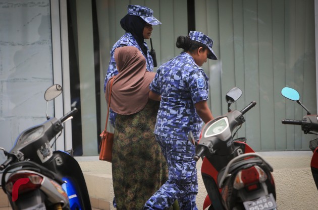 މަޖިލީހުގެ ރައީސްގެ އިތުބާރު ނެތްކަމުގެ ވޯޓް ނެގިވަގުތު އެމްޑީޕީ އޮފީސް ސަރަހައްދުގައި މިއަދު މީހުން އެއްވެފައި. ފުލުހުން ވަނީ ބާރުގެ ބޭނުންކޮށްގެން އެއްވުން ރޫޅާލާފައި  