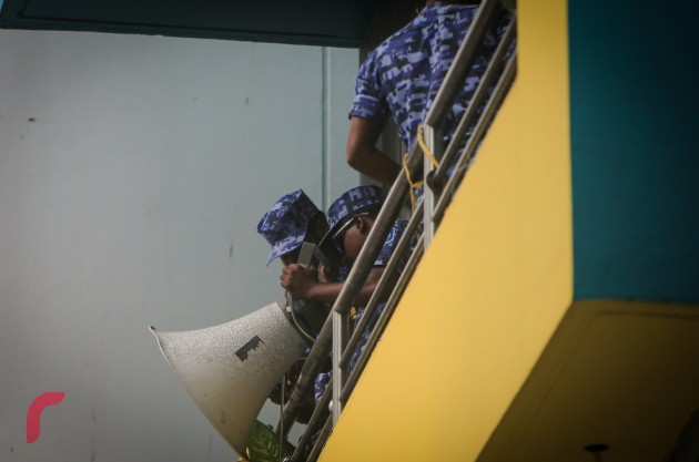 އެމްޑީޕީ އޮފީހުގައި ހަރުކޮށްފައި ހުރި އަޑުގަދަކުރާ ކޯޓު އަމުރެއްގެ ދަށުން ނައްޓާލައިގެން ފުލުހުން ގެންދަނީ.