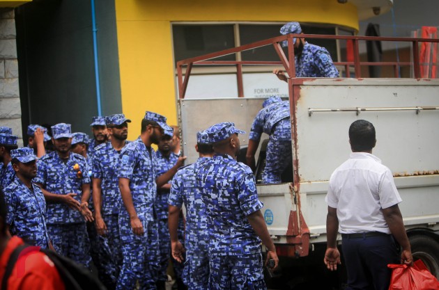 އެމްޑީޕީ އޮފީހުގައި ހަރުކޮށްފައިވާ އަޑުގަދަކުރާ ކޯޓު އަމުރެއްގެ ދަށުން ނައްޓާލައިގެން ފުލުހުން ގެންދަނީ.