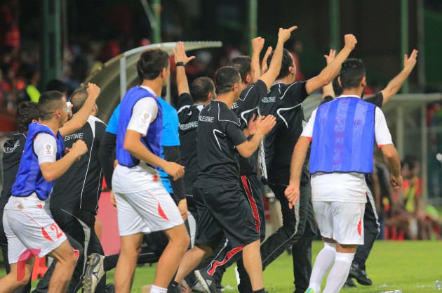 އޭޝިއަން ކަޕް ކޮލިފައިންގައި މިރޭ ރާއްޖެ އަދި ފަލަސްތީނު ބައްދަލު ކުރި މެޗްގެ ފުރިހަމަ ވަގުތު ހަމަވުމުން ކުޅުންތެރިންނާއި އޮފިޝަލުން އުފާފާޅުކުރަނީ.