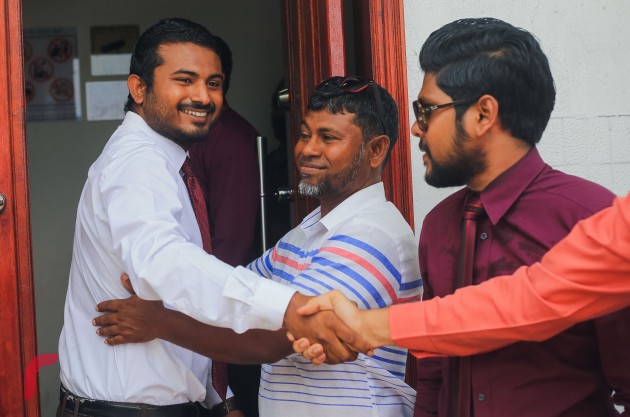 ވިސާމް ޝަރީއަރުގެ މަޖިލީހަށް ވަނުމުގެ ކުރިން އޭނާގެ ބައްޕައާއި އެކު. ކްރިމިނަލް ކޯޓްއިން ވަނީ ވިސާމްގެ މައްޗަށް ކުށް ސާބިތު ނުވާކަމަށް ނިންމާފައި