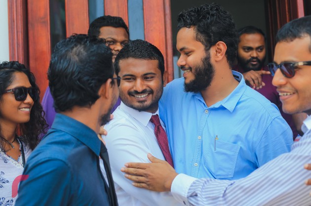 ކްރިމިނަލް ކޯޓް އިން މިއަދު ކޮށްފައިވާ ހުކުމުގައި ބުނެފައި ވަނީ ހެކީގެ ގޮތުގައި ހުށަހަޅާފައިވާ ވީޑިއޯ ފުޓޭޖްގެ ސައްހަ ކަމާމެދު ސުވާލު އުފެދޭ ކަމަށެވެ.