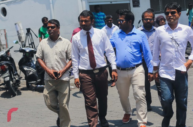 ވިސާމްގެ މައްޗަށް އުފުލާފައިވަނީ 2015 ވަނަ އަހަރުގެ މާޗް 25 ވަނަ ދުވަހު އިދިކޮޅު ފަރާތްތަކުން މާލޭގައި މުޒާހަރާ ކުރަމުންދަނިކޮށް، ފުލުހުންގެ ދައުރަށް ހުރަސް އެޅިކަމުގެ ދައުވާއެވެ.