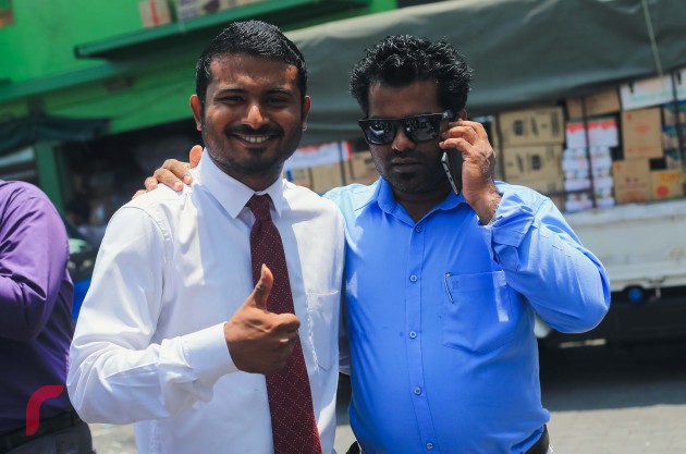 މިއަދުގެ ޝަރީއަތުގެ މަޖިލީހަށް ވަނުމުގެ ކުރިން ވިސާމް ރާއްޖެ ޓީވީގެ ނިއުސްހެޑް އަލީ ޔޫސުފް އާއިއެކު ފޮޓޯ އަކަށް ހުއްޓިލައިގެން