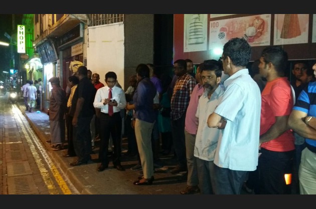 ގާސިމް ފުލުސް އޮފީހަށް ވަޑައިގެންނެވި އިރު އެ ސަރަހައްދަށް ގިނަ އަދަދެއްގެ އާއްމުންނާއި، ރައްޔިތުންގެ މަޖިލީހުގެ ބައެއް މެމްބަރުން ވަޑައިގެންތިއްބެވިއެވެ.