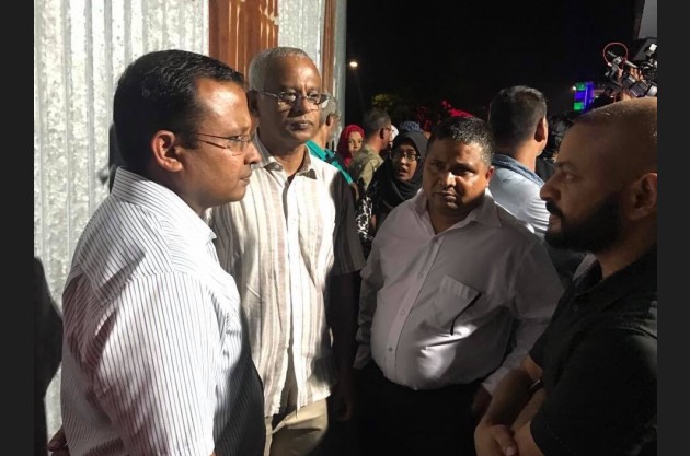ގާސިމް ފުލުސް އޮފީހަށް ވަޑައިގެންނެވި އިރު އެ ސަރަހައްދަށް ގިނަ އަދަދެއްގެ އާއްމުންނާއި، ރައްޔިތުންގެ މަޖިލީހުގެ ގިނަ މެމްބަރުންތަކެށް އެސަރަހައްދުގައި ތިއްބެވެ.