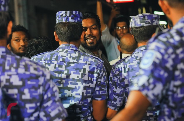 ގްރީން ޒޯންގެތެރޭގައި ހިމެނޭ ޖުމްހޫރީ މައިދާނަށް މީހުން އެއްވުމާއިއެކު ފުލުހުންވަނީ އާންމުން އެސަރަހައްދުން ދުރުކޮށް މަސްމާރުކޭޓާ ހިސާބައް ފަހަތަށް ޖައްސާފައެވެ.