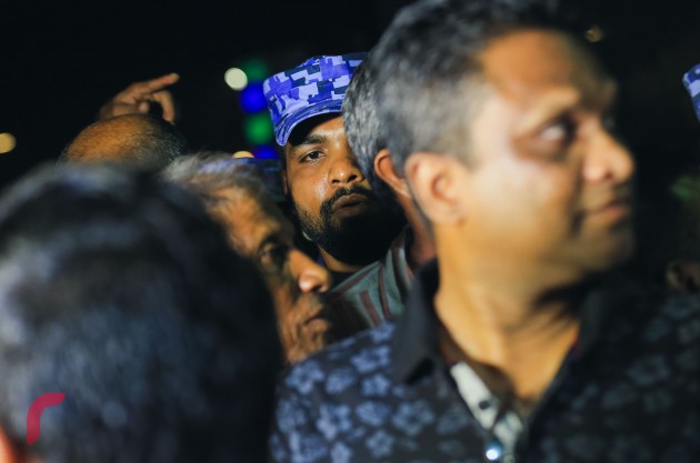 ގްރީން ޒޯންގެތެރޭގައި ހިމެނޭ ޖުމްހޫރީ މައިދާނަށް މީހުން އެއްވުމާއިއެކު ފުލުހުންވަނީ އާންމުން އެސަރަހައްދުން ދުރުކޮށް މަސްމާރުކޭޓާ ހިސާބައް ފަހަތަށް ޖައްސާފައެވެ.