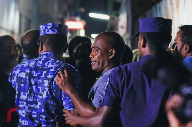 ގްރީން ޒޯންގެތެރޭގައި ހިމެނޭ ޖުމްހޫރީ މައިދާނަށް މީހުން އެއްވުމާއިއެކު ފުލުހުންވަނީ އާންމުން އެސަރަހައްދުން ދުރުކޮށް މަސްމާރުކޭޓާ ހިސާބައް ފަހަތަށް ޖައްސާފައެވެ.