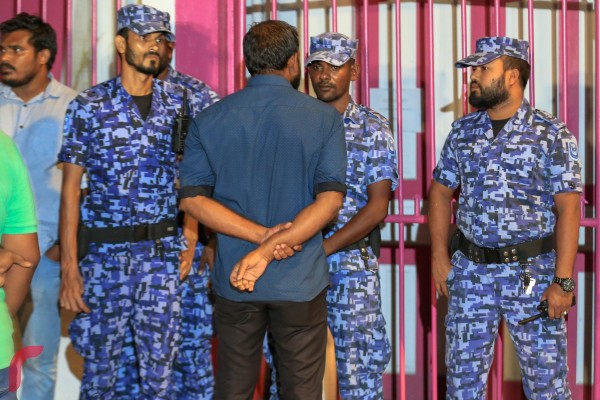 ކޯޓު އަމުރު ތަންފީޒު ކުރުމަށްކަމަށް ބުނެ، ފުލުހުން ޕީޕީއެމް އޮފީހަށް ވަނީ ތަޅު ހަލާކު ކޮށްލައިގެން ހުކުރު ދުވަހުގެ ރޭ 7:30 ގައި.