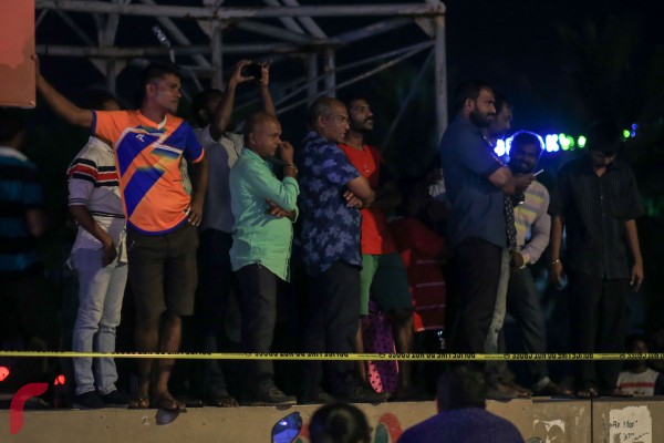 ފުލުހުން ޕީޕީއެމްގެ ރައީސް އޮފީހުގައި ހަރަކާތްތެރިވި ވަގުތު ގިނަބަޔަކު ނުރުހުން ފާޅު ކުރަމުން ގެންދިޔަ.