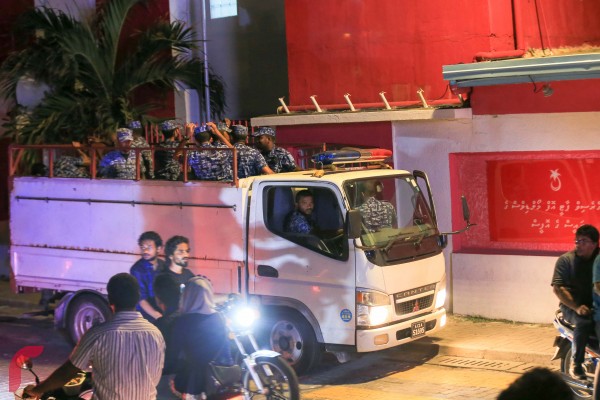 ޕީޕީއެމްގެ ރައީސްގެ އޮފީހުގެ ނަމުގައި ތެމާގައި ހިންގަމުންދާ އޮފީސް ހިންގުން ހުއްޓުވުމަށާއި އެ ޕާޓީގެ ރައީސްގެ ނަމުގައި އެއްވެސް ހަރަކާތެއް ހިންގާ ނަމަ އެކަން ހުއްޓުވަން ސިވިލް ކޯޓުން ނެރުނު އަމުރާ އެކު ފުލުހުން އެ އޮފީހަށް ހުކުރު ދުވަހުގެ ރޭ ވަނީ ވަދެފައި.