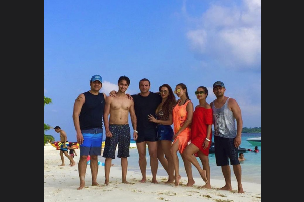 ބޮލީވުޑްގެ ބައެއް ތަރިން ކަމަށްވާ ސުހައިލް އަދި އަރްބާޒް ޚާން އާއި މަލައިކާ އަދި އަމްރިތާ އަރޯރާ އާއި ކްރޫ ފޮޓޯ އަކަށް ހުއްޓިގެން.