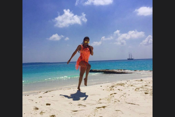 މަލައިކާ ރާއްޖޭގައި ޗުއްޓީ ހޭދަކޮށްލުމަށް އައިސް ގޮނޑުދޮށުގައި މަޖާކުރަނިކޮށް ނަގާފައި ފޮޓޯ އިންސްޓަގްރާމްގައި ޝެއާ ކޮށްފައިވަނީ "އައިލެންޑް ގާލް" ގެ ނަމުގައި.