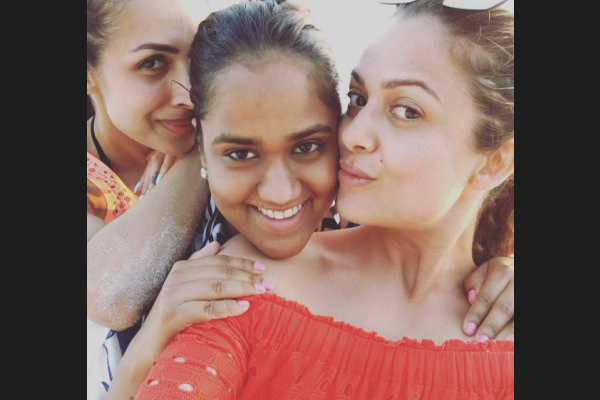 މަލައިކާ، އަމްރިތާ އަދި ސަލްމާން ޚާންގެ ކޮއްކޮ އަރްޕިތާ ރާއްޖޭގައި ޗުއްޓީ ހޭދަކޮށްލުމަށް އައިސް ސެލްފީއެއް ނަގަނީ.