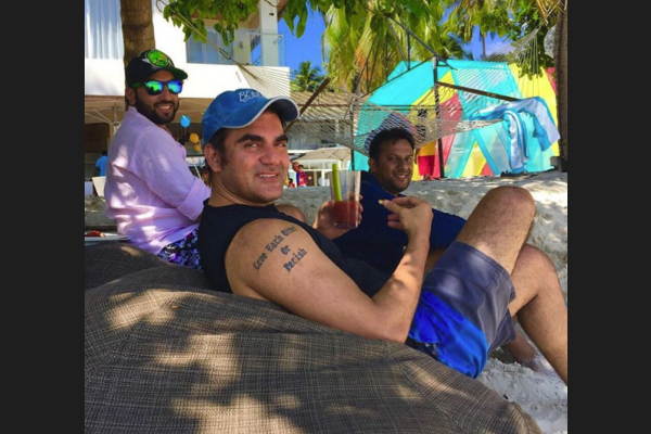 އަރްބާޒް ޚާން ރާއްޖޭގައި ޗުއްޓީ ހޭދަކޮށްލުމަށް އައިސް އަރާމު ކޮށްލަނީ.