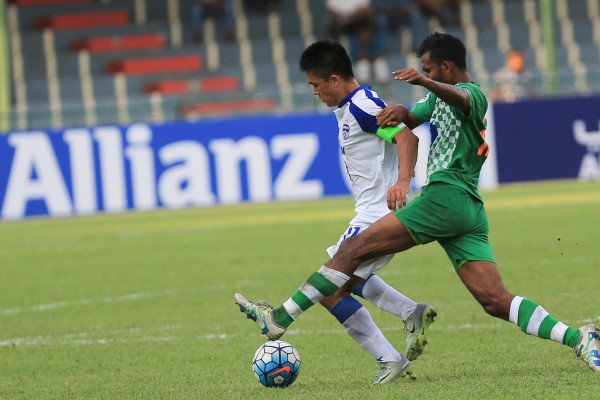 ފުރަތަމަ ހާފުގައި ބެންގަލޫރު އެފްސީން ގިނަ ވަގުތު ބޯޅަ ހިފަހައްޓައިގެން ކުޅުނު  ނަމަވެސް މަޒިޔާއިން ވަނީ ލިބުނު ކައުންޓަ އެޓޭކުތަކުގައި އެޓީމުގެ ގޯލަށް ނުރައްކާ ކޮށްފައި.