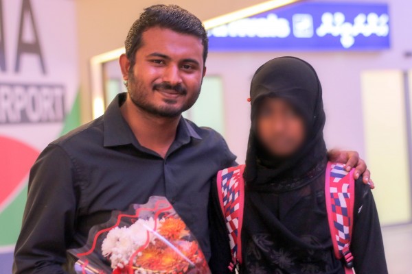 ރާއްޖެ ޓީވީގެ ނޫސްވެރިޔާ މުހައްމަދު ވިސާމްއާއެކު ޔަސްރާ އެއާޕޯޓްގައި ފޮޓޯއަކަށް ހުއްޓިގެން