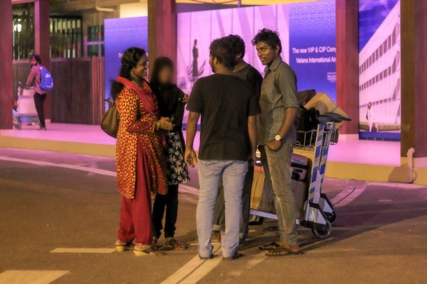 ޔަސްރާ ރާއްޖެ ގެނައިއިރު، އޭނާގެ ދެ ކޮއްކޮ ކަމުގައިވާ އުމުރުން 10 އަހަރުގެ އާއިމިނަތު ނަސްރާ އަބްދުﷲ އަދި އުމުރުން 7 އަހަރުގެ މަރިޔަމް ނައުރާ އަބްދުﷲ ތިބީ އެ ކުދިންގެ މަންމަގެ ބެލުމުގެ ދަށުގައި އިންޑި