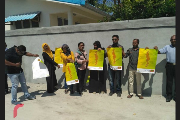 އޭޕްރީލް 6، 2017: އެމްޑީޕީން ގއ. މާމެންދޫގައި ކެމްޕޭން ޕޯސްޓަރުތައް ހަރުކުރަން ފެށުމުގެ ކުރިން ފޮޓޯއަކަށް ހުއްޓިގެން