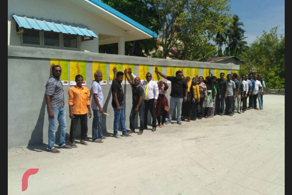 އޭޕްރީލް 6، 2017: އެމްޑީޕީން ގއ. އަތޮޅުގެ ބައެއް ރަށްރަށް ކުރި ކެމްޕޭނު ދަތުރުގައި އެ އަތޮޅު މާމެންދޫގައި ޕޯސްޓަރު ހަރުކުރަނީ